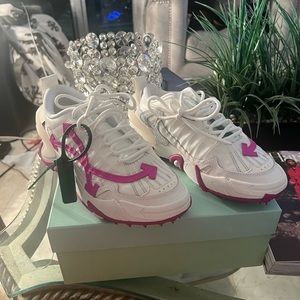 Off-white pink white 650